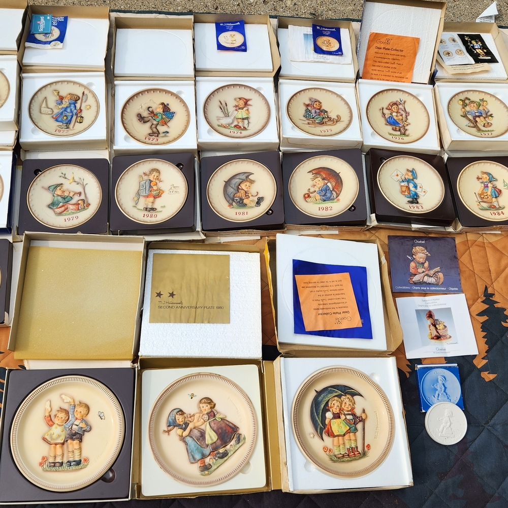 Vintage Collector Plates Set